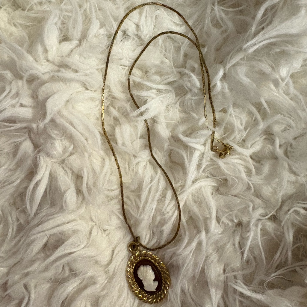 Elegant Vintage Gold Cameo Pendant Necklace 7$